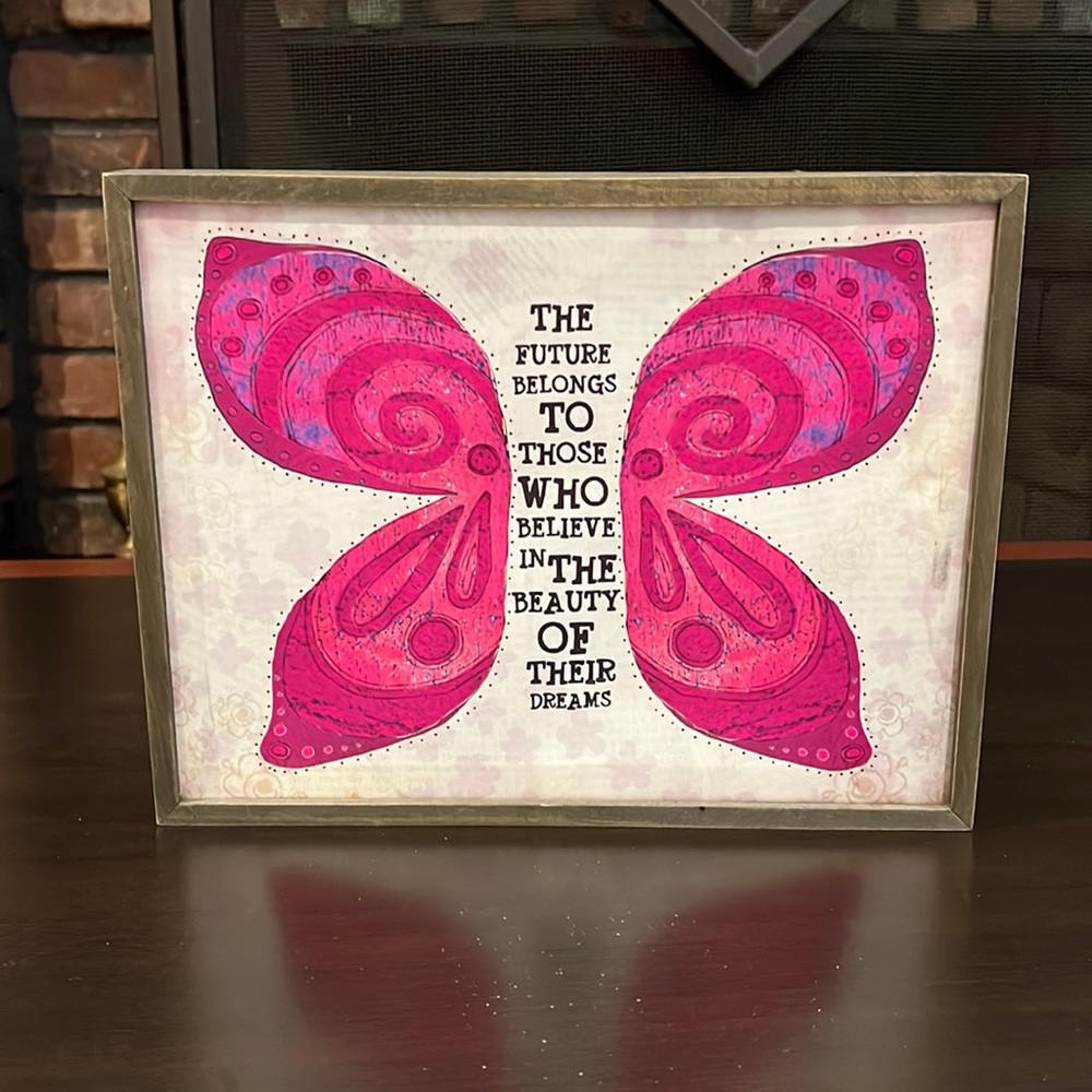 Box sign “the future belongs to those who believe in the beauty of their dreams”